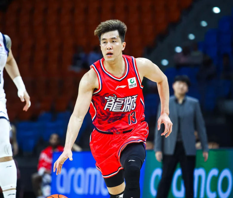 郭艾伦被担架抬出场，或是生涯最后一战，球迷：不希望就此退役