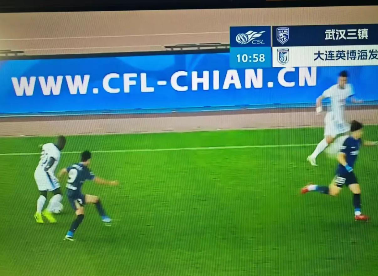 米乐m6平台-有些离谱，中超广告牌上中足联网址中的“CHINA”字样被拼错